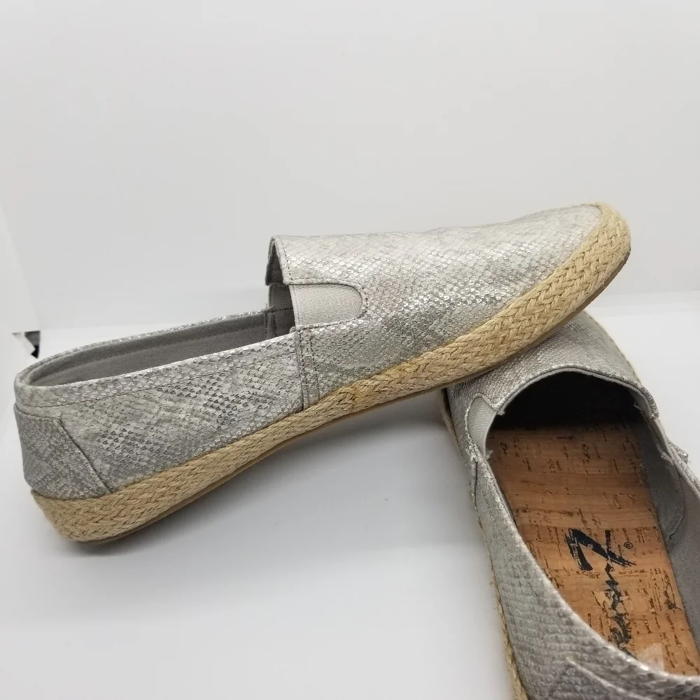 Seven7 Cape Azul espadrille platinum snake print loafer size 11